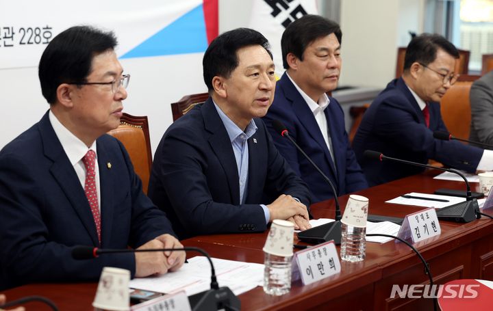 김기현 대표, 원외 당협위원장 간담회.  [서울=뉴시스] 조성봉 기자 = 김기현 국민의힘 대표가 2일 오후 서울 여의도 국회에서 열린 시도별 원외당협위원장 간담회에서 발언을 하고 있다. 2023.11.02. suncho21@newsis.com