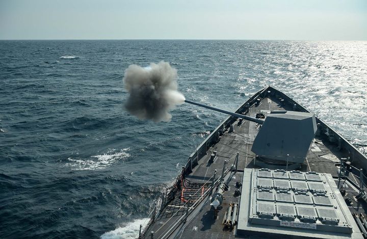 [서울=뉴시스] 김선웅 기자 = 해군 구축함 강감찬함이 1일 울산 인근 해상에서 연합 해상 실사격 훈련을 하고 있다. (사진=해군 제공) 2023.11.02. photo@newsis.com *재판매 및 DB 금지