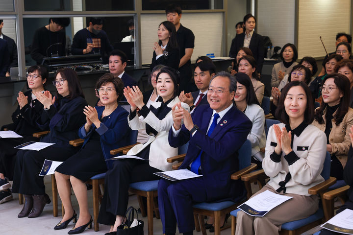 [서울=뉴시스] 윤석열 대통령 부인 김건희 여사가 2일 서울 용산구 대통령실 파인그라스에서 열린 ‘발달장애 예술인과 함께하는 요요마 토크콘서트’에서 첼리스트 요요마(Yo-Yo Ma)와 함께 박수치고 있다. (사진=대통령실 제공) 2023.11.02. photo@newsis.com *재판매 및 DB 금지