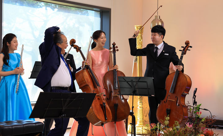 [서울=뉴시스] 2일 서울 용산구 대통령실 파인그라스에서 열린 ‘발달장애 예술인과 함께하는 요요마 토크콘서트’에서 첼리스트 요요마(Yo-Yo Ma)가 함께 연주한 발달장애 연주자와 하이파이브 하고 있다. (사진=대통령실 제공) 2023.11.02. photo@newsis.com *재판매 및 DB 금지
