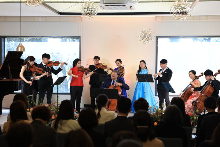 [서울=뉴시스] 2일 서울 용산구 대통령실 파인그라스에서 열린 ‘발달장애 예술인과 함께하는 요요마 토크콘서트’에서 첼리스트 요요마(Yo-Yo Ma)와 장애 연주자, 비장애 연주자들이 협연을 하고 있다. (사진=대통령실 제공) 2023.11.02. photo@newsis.com *재판매 및 DB 금지