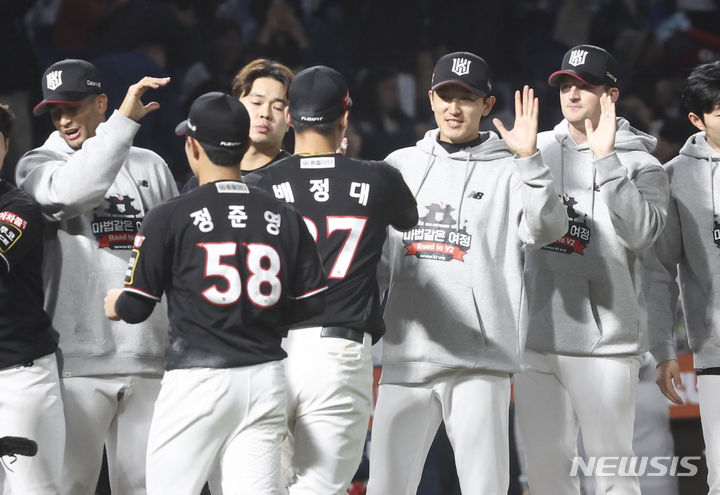 [창원=뉴시스] 김근수 기자 = 2일 오후 경남 창원NC파크에서 열린 2023 KBO 플레이오프 KT 위즈 대 NC 다이노스의 3차전 경기 3대 0으로 KT 위즈의 승리, KT 위즈 고영표가 선수들과 기쁨을 나누고 있다. 2023.11.02. ks@newsis.com