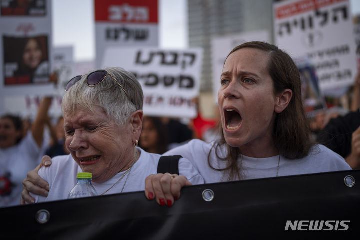 [텔아비브=AP/뉴시스] 2일(현지시간) 이스라엘 텔아비브에서 크파르 아자 키부츠 주민들이 하마스에 납치된 주민들의 석방을 촉구하고 있다. 이 작은 키부츠에서는 지난달 7일 어린이 7명 포함 18명의 주민이 하마스에 납치됐으며 그중 가장 어린아이는 3세였다. 2023.11.03.