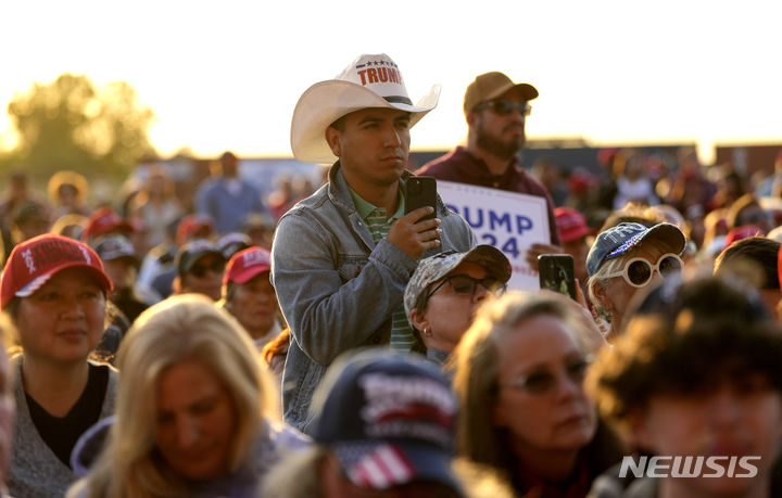 [휴스턴=AP/뉴시스] 도널드 트럼프 전 미국 대통령의 지지자들이 2일(현지시각) 텍사스주 휴스턴의 트렌드세터 엔지니어링 앞에서 그의 연설을 듣고 있다. 2023.11.03.