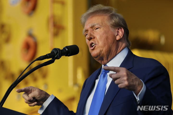 [휴스턴=AP/뉴시스] 도널드 트럼프 전 미국 대통령이 2일(현지시각) 텍사스주 휴스턴의 트렌드세터 엔지니어링 앞에서 선거 유세하고 있다. 이날 트럼프 지지자들은 "미국을 다시 위대하게"라고 적힌 손팻말을 들고 그의 연설에 환호했다. 2023.11.03.