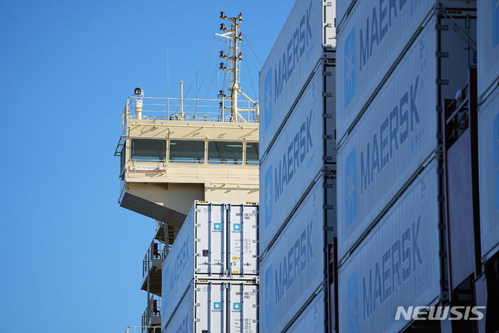 [코펜하겐=AP/뉴시스] 해운 성수기인 3분기의 시작, 예멘 후티 반군의 홍해 위협으로 인한 이동 경로 증가, 아시아 지역 악천후 등으로 인해 주요 항로의 무역 흐름이 타격을 입어 글로벌 해상 운임이 급등하고 있다고 23일(현지시각) CNBC가 보도했다. 사진은 덴마크 코펜하겐에 있는 해운업체 머스크의 선박에 실린 컨테이너들의 모습. 2024.5.24