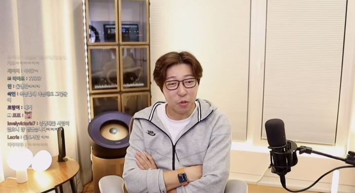 [서울=뉴시스] 유튜버  대도서관은 지난달 31일 유튜브 채널 '대도서관TV'에서 '생일날 감기 걸린 사람 방송'라는 제목으로 라이브 방송을 했다. (사진=유튜브 채널 '대도서관TV' 캡처) 2023.11.03. photo@newsis.com *재판매 및 DB 금지