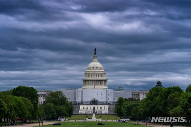 美중간선거, 지금 치르면 민주당 5%p 우위…적극투표층선 10%p차