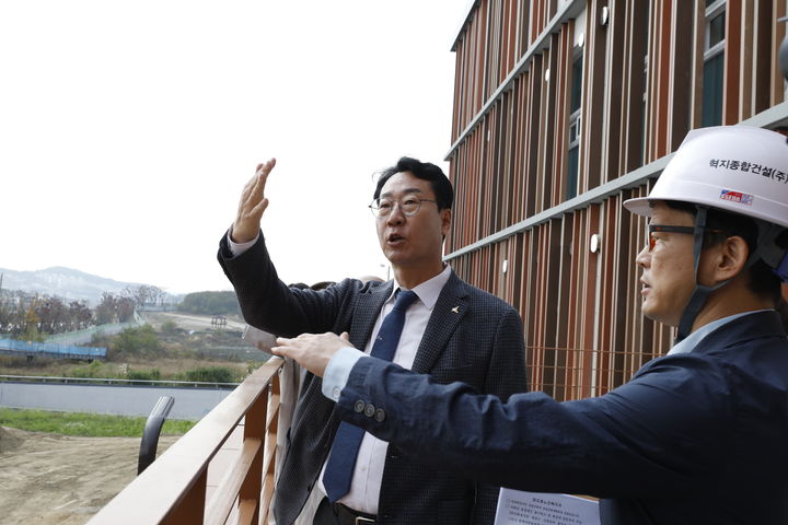 정명근 화성시장이 3일 준공을 앞둔 정조효노인복지관 건립 현장을 찾아 공사상황을 점검하고 있다. *재판매 및 DB 금지