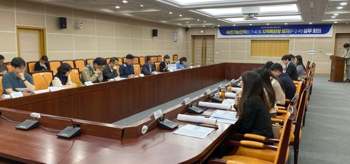 [전주=뉴시스] 전북도는 3일 도청 종합상황실에서 도 외국인 근로 업종 관련 및 시·군 부서 담당자 30여 명이 모인 가운데, ‘도-시군 숙련기능인력·지역특화형 비자 관련 실무회의’를 진행했다. 2023.11.03 *재판매 및 DB 금지