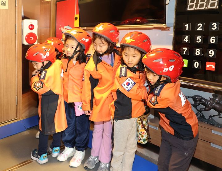 [충주=뉴시스] 이도근 기자= 2023 충주시 재난안전체험마당이 열린 3일 충북 충주시 탄금공원 이동안전체험차량에서 어린이들이 지진 체험을 하고 있다. (사진=충주시 제공) 2023.11.3. photo@newsis.com *재판매 및 DB 금지