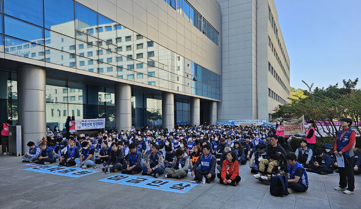 [울산=뉴시스]안정섭 기자 = 울산대학교병원 노조가 3일 오후 병원 신관 앞에서 민주노총 공공운수노조 의료연대본부와 함께 파업 승리 결의대회를 갖고 있다. 울산대병원 노조는 기본급 인상, 인력 충원 등을 요구하며 지난달 25일부터 열흘째 파업을 이어가고 있다. 2023.11.03. yohan@newsis.com *재판매 및 DB 금지