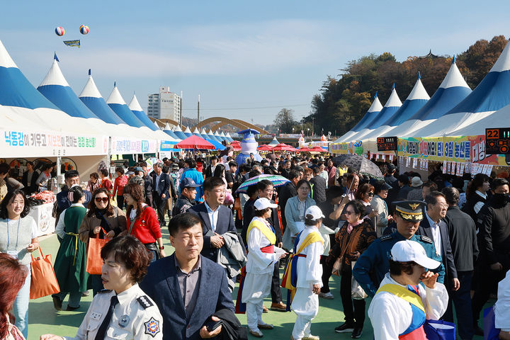 예천군 한천체육공원에서 개막한 '2023 예천농산물축제'가 방문객들로 북적거리고 있다. (사진=예천군 제공) *재판매 및 DB 금지