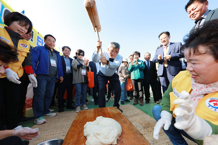 '2023 예천농산물축제'에서 김학동 예천군수가 떡메를 치고 있다. (사진=예천군 제공) *재판매 및 DB 금지