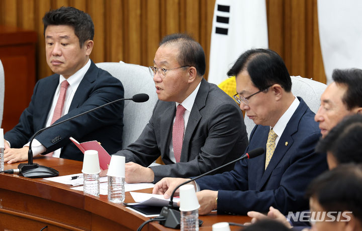 [서울=뉴시스] 추상철 기자 = 윤재옥 국민의힘 원내대표가 3일 오전 서울 여의도 국회에서 열린 원내대책회의에 참석해 발언하고 있다. 2023.11.03. scchoo@newsis.com