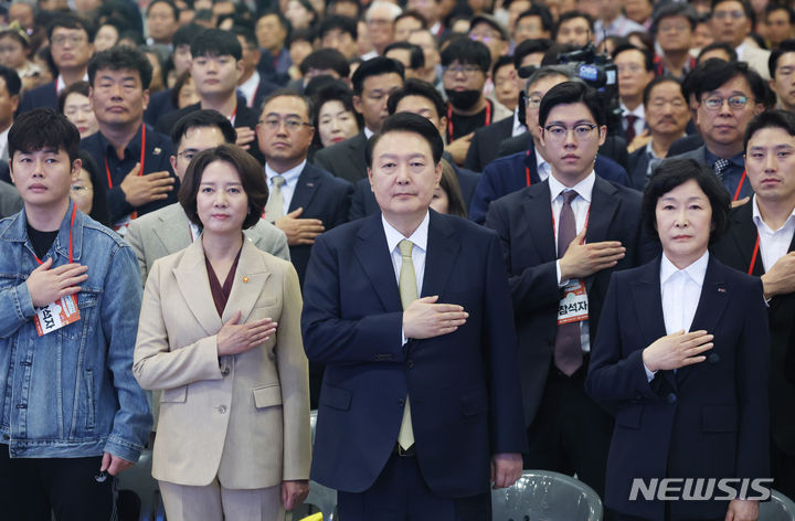 [고양=뉴시스] 조수정 기자 = 윤석열 대통령이 3일 경기도 고양시 킨텍스에서 열린 2023 대한민국 소상공인대회 개막식에서 국기에 경례하고 있다. 앞줄 오른쪽부터 오세희 소상공인연합회장, 윤 대통령, 이영 중소벤처기업부 장관. (대통령실통신사진기자단) 2023.11.03. chocrystal@newsis.com