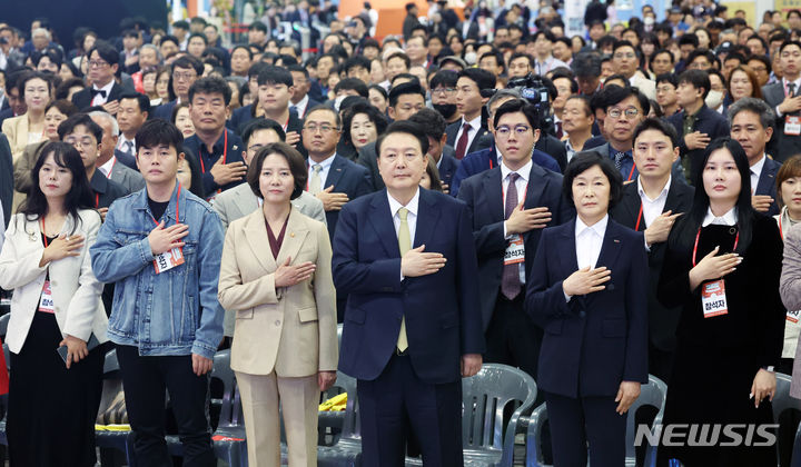 [고양=뉴시스] 조수정 기자 = 윤석열 대통령이 3일 경기도 고양시 킨텍스에서 열린 2023 대한민국 소상공인대회 개막식에서 국기에 경례하고 있다. 앞줄 오른쪽 두번째부터 오세희 소상공인연합회장, 윤 대통령, 이영 중소벤처기업부 장관. (대통령실통신사진기자단) 2023.11.03. chocrystal@newsis.com