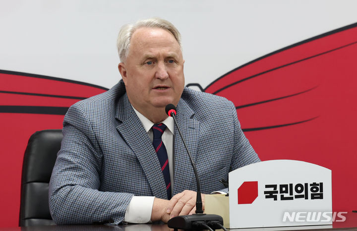 [서울=뉴시스] 추상철 기자 = 인요한 국민의힘 혁신위원장이 3일 오전 서울 여의도 국민의힘 당사에서 열린 혁신위원회 3차 회의에서 발언하고 있다. 2023.11.03. scchoo@newsis.com