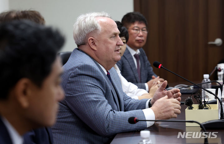 [서울=뉴시스] 추상철 기자 = 인요한 국민의힘 혁신위원장이 3일 오전 서울 여의도 국민의힘 당사에서 열린 혁신위원회 3차 회의에서 발언하고 있다. 2023.11.03. scchoo@newsis.com
