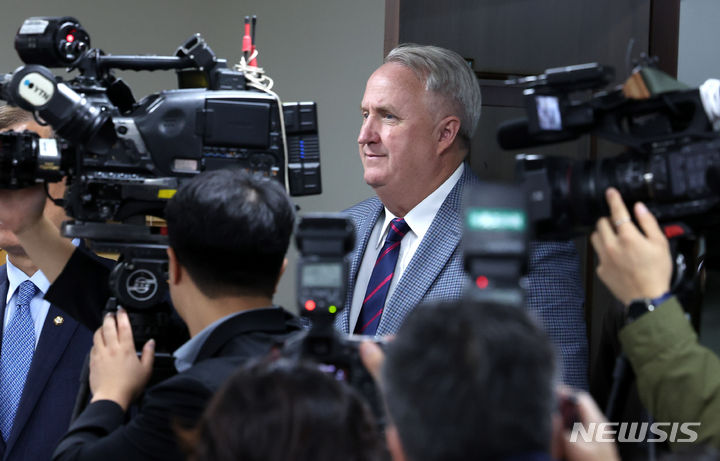[서울=뉴시스] 추상철 기자 = 인요한 국민의힘 혁신위원장이 3일 오전 서울 여의도 국민의힘 당사에서 열린 혁신위원회 3차 회의에 참석하고 있다. 2023.11.03. scchoo@newsis.com