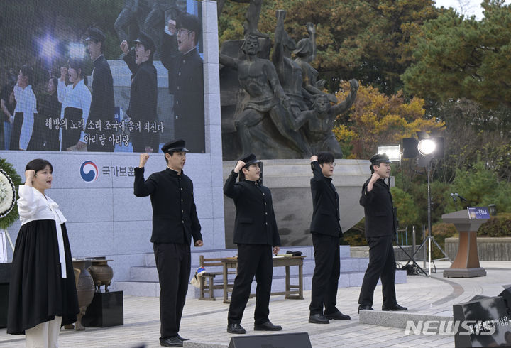 [광주=뉴시스] 변재훈 기자 = 3일 오전 광주 서구 화정동 학생독립운동기념탑 앞에서 제94주년 학생독립운동기념식이 거행, 항쟁 당시를 재연하는 기념 공연이 펼쳐지고 있다. 2023.11.03. wisdom21@newsis.com