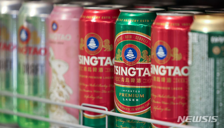 중국의 칭다오 맥주들. 올해 상반기 북한의 대중국 맥주 수입이 지난해보다 2.5배 정도로 증가했다. 2026.7.25.