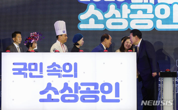 [고양=뉴시스] 조수정 기자 = 윤석열 대통령이 3일 경기도 고양시 킨텍스에서 열린 2023 대한민국 소상공인대회 개막식에서 위시볼(wish ball) 점등 퍼포먼스를 마친 뒤 소상공인들과 악수하고 있다. (대통령실통신사진기자단) 2023.11.03. chocrystal@newsis.com