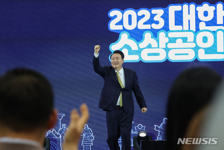 [고양=뉴시스] 조수정 기자 = 윤석열 대통령이 3일 경기도 고양시 킨텍스에서 열린 2023 대한민국 소상공인대회 개막식에서 격려사를 마친 뒤 어퍼컷 세리머니를 하고 있다. (대통령실통신사진기자단) 2023.11.03. chocrystal@newsis.com