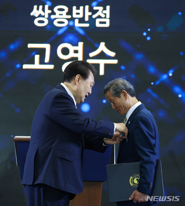 [고양=뉴시스] 조수정 기자 = 윤석열 대통령이 3일 경기도 고양시 킨텍스에서 열린 2023 대한민국 소상공인대회 개막식에서 쌍용반점 고영수 씨에게 산업포장을 수여하고 있다. (대통령실통신사진기자단) 2023.11.03. chocrystal@newsis.com