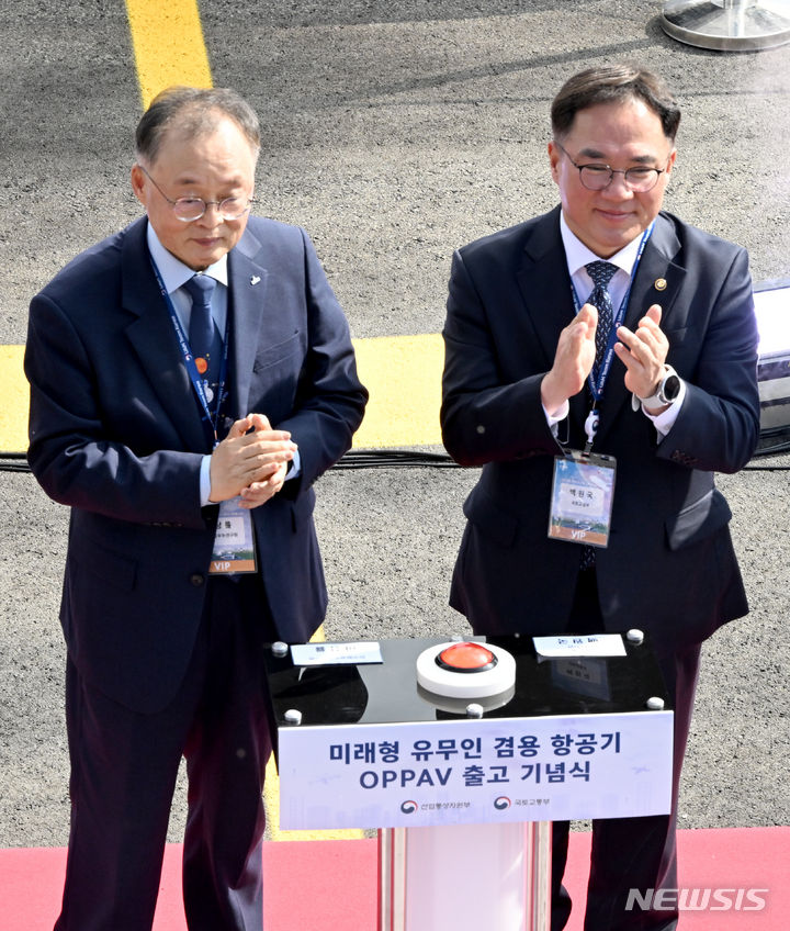 [고흥=뉴시스] 김혜인 기자 = 백원국 국토교통부 제2차관(오른쪽)이 3일 전남 고흥군 K-UAM 실증단지에서 열린 '한국형 도심항공교통(K-UAM·Urban Air Mobility)' 그랜드챌린지 공개 비행 시연 행사에 참석해 항공기 출고를 축하하고 있다. 2023.11.03. hyein0342@newsis.com