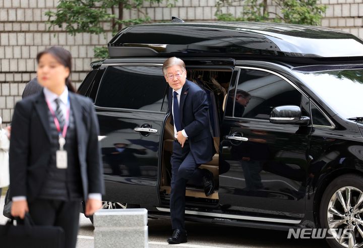 [서울=뉴시스] 최진석 기자 = 이재명 더불어민주당 대표가 3일 서울 서초구 서울중앙지방법원에서 열린 '대장동 배임 및 성남FC 뇌물 의혹' 관련 1심 속행 공판에 출석하고 있다. 2023.11.03. myjs@newsis.com