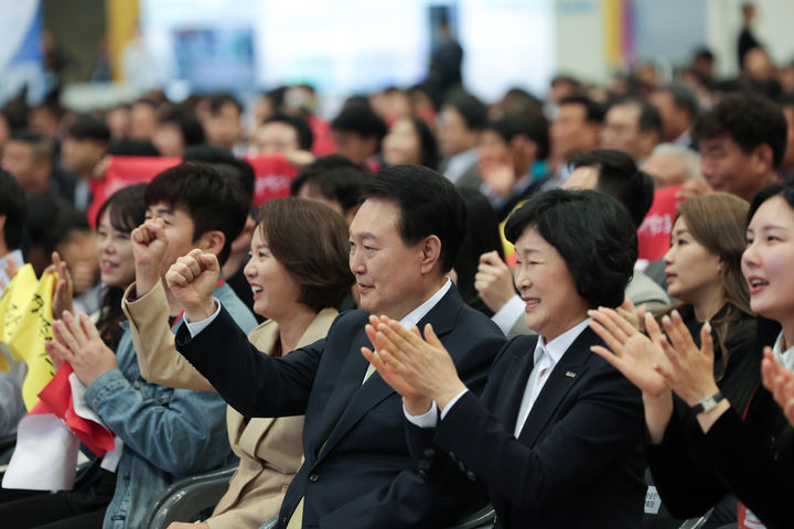 [고양=뉴시스] 윤석열 대통령이 3일 경기도 고양시 킨텍스에서 열린 2023 대한민국 소상공인대회 개막식에서 퍼즐보드 퍼포먼스를 보며 격려의 의미로 주먹을 불끈 쥐어보이고 있다. (사진=대통령실 제공) 2023.11.03. photo@newsis.com *재판매 및 DB 금지