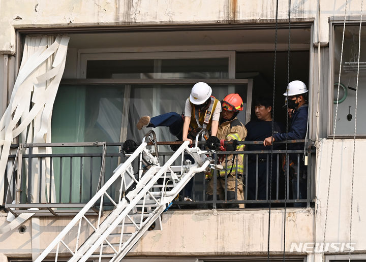 [수원=뉴시스] 김종택기자 = 3일 경기도 수원시 영통2구역 재건축 예정지에서 '2023 경기도 긴급구조 종합훈련'이 진행되고 있다. 이날 훈련은 지진 발생에 따른 붕괴·화재· 화학다수사상자 발생 등 복합재난 대응훈련으로 실시됐다. 2023.11.03. jtk@newsis.com