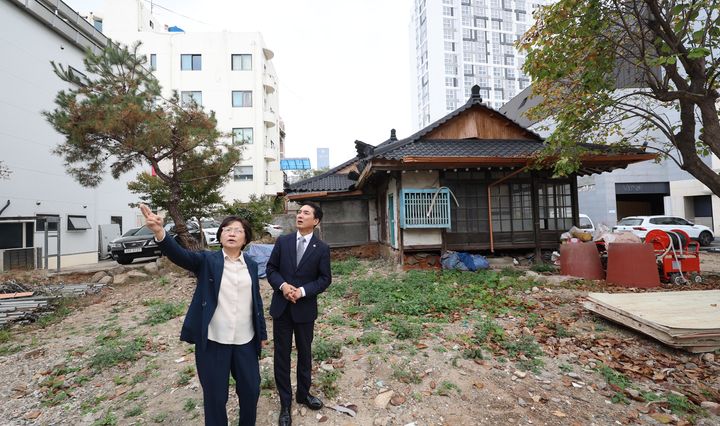 [서울=뉴시스] 박민식 국가보훈부 장관이 3일 오후 광주시 동구 정율성 역사공원 조성 부지를 방문해 고 서정우 하사 어머니 김오복 여사와 함께 현장을 살펴보고 있다. (사진=국가보훈부 제공) 2023.11.03. photo@newsis.com *재판매 및 DB 금지