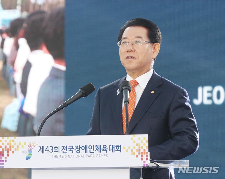 [목포=뉴시스] 이창우 기자=김영록 전남도지사가 3일 오후 목포종합경기장에서 열린 제43회 전국장애인체육대회 개회식에서 환영사를 하고 있다. (사진=전남도 제공) 2023.11.03. photo@newsis.com *재판매 및 DB 금지