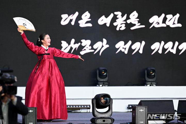 [목포=뉴시스] 이영주 기자 = 3일 오후 전남 목포시 목포종합경기장에서 제43회 전국장애인체전 주제행사가 열리고 있다. 2023.11.03. leeyj2578@newsis.com