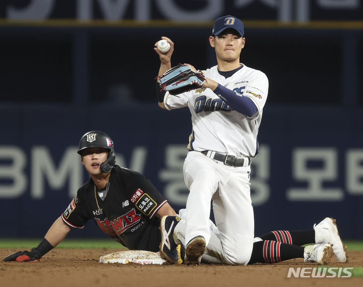 [창원=뉴시스] 김근수 기자 = 3일 오후 경남 창원NC파크에서 열린 2023 KBO 플레이오프 KT 위즈 대 NC 다이노스의 4차전 경기, 3회초 1사 주자 1루 상황에서 1루주자&nbsp; KT 배정대가 2루로 도루를 시도했으나 NC 김주원이 아웃시키고 있다. 2023.11.03. ks@newsis.com
