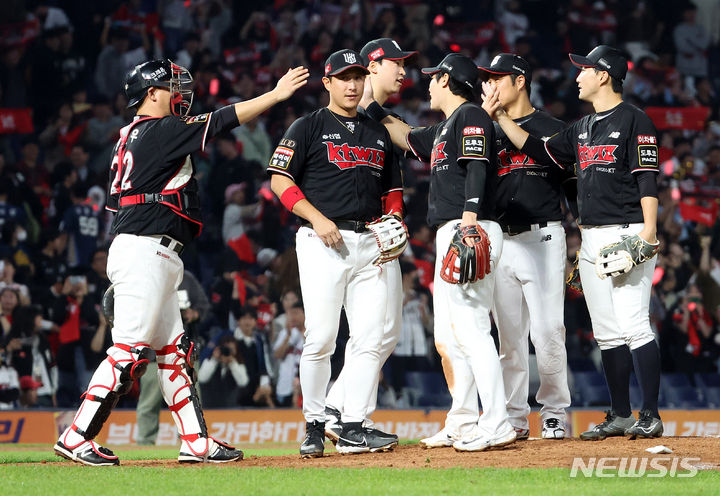 [창원=뉴시스] 김금보 기자 = 3일 오후 경남 창원NC파크에서 열린 2023 KBO 플레이오프 KT 위즈 대 NC 다이노스의 4차전 경기, 11-2로 승리를 거둔 KT 선수들이 자축하고 있다. 2023.11.03. kgb@newsis.com