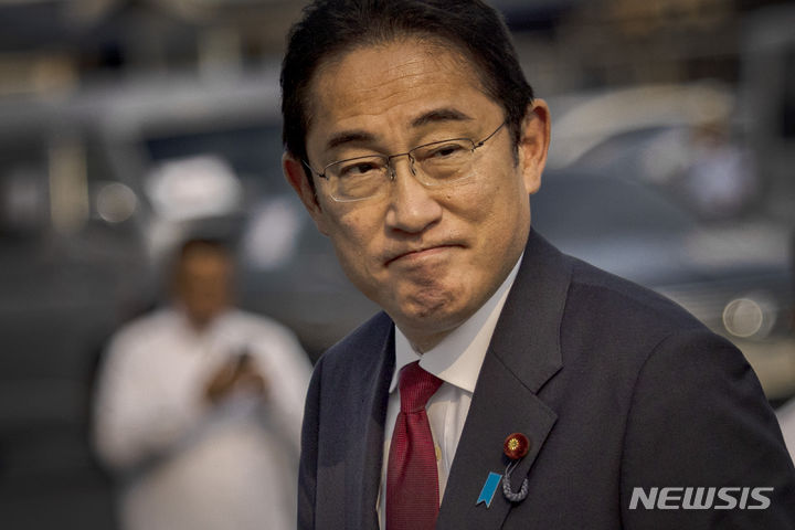 [마닐라=AP/뉴시스]﻿11일 기시다 후미오 일본 총리는 안보 환경의 엄중함이 커지고 있다면서, 방위력을 강화하겠다고 말했다. 사진은 기시다 후미오 일본 총리가 지난 4일 필리핀 마닐라 소재 필리핀 해양경비대 본부에서 경비대 선박에 탑승하는 모습. 2023.11.11