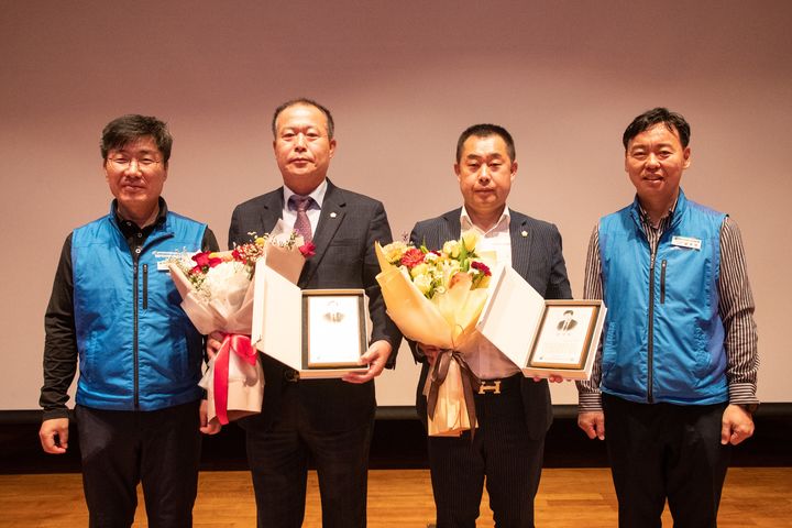 전국시군구공무원노동조합연맹 감사패 전달, 군산시의회 김영일 의장(왼쪽 2번째), ·박광일 행정복지위원장(오른쪽 2번째) *재판매 및 DB 금지