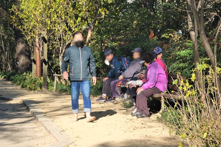 [대구=뉴시스] 이상제 기자 = 3일 오전 대구 남구 봉덕동 맨발 산책길에서 한 시민이 걷고 있다. 2023.11.03. king@newsis.com *재판매 및 DB 금지