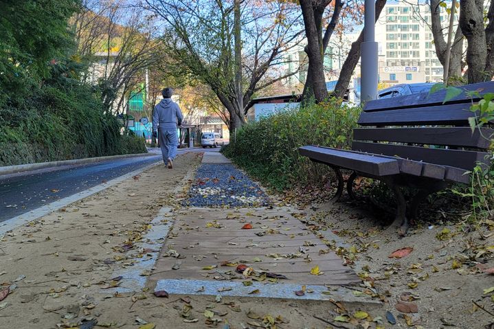 [대구=뉴시스] 이상제 기자 = 3일 오전 대구 남구 봉덕동 맨발 산책길에서 한 시민이 걷고 있다. 2023.11.03. king@newsis.com *재판매 및 DB 금지