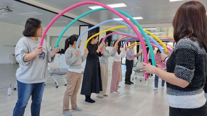 밀양교육지원청은 초·중·등 교원 20명을 대상으로 교원 심리 치유 연수 오브제를 활용한 연극 놀이터를 운영하고 있다. (사진=밀양교육지원청 제공) *재판매 및 DB 금지