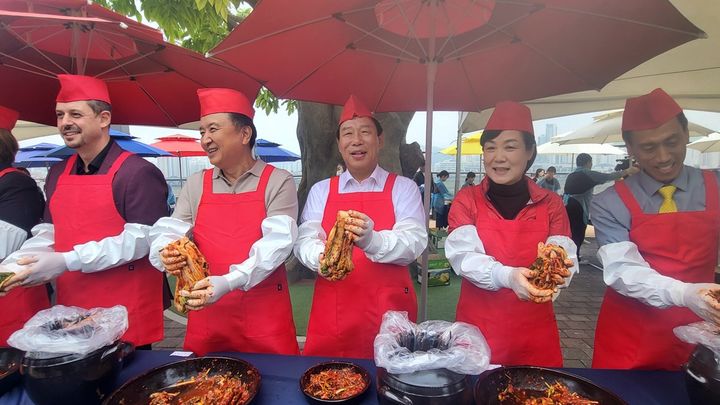 [뉴시스=세종]버무린 김치를 들고 웃고 있는 (왼쪽 두번째부터)김영환 충북도지사, 최민호 세종시장, 이미숙 김태흠 충남도지사 부인.2023.11.04. ssong1007@newsis.com *재판매 및 DB 금지