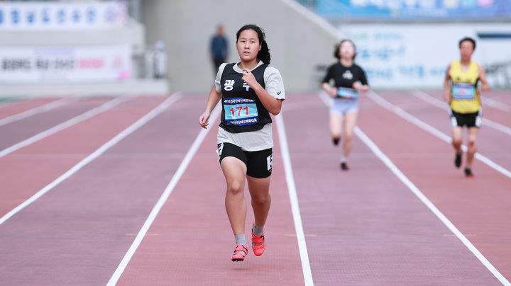 [서울=뉴시스] 김선정이 4일 목포종합경기장에서 열린 제43회 전국장애인체육대회 육상 T13(시각장애) 여자 400m에서 질주하고 있다. (사진 = 대한장애인체육회 제공)  *재판매 및 DB 금지