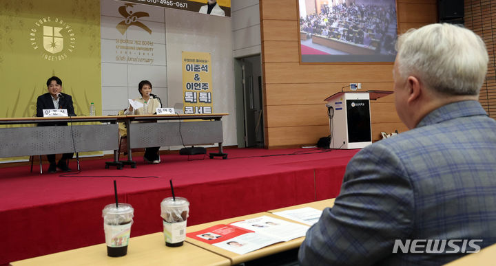 [부산=뉴시스] 하경민 기자 = 인요한 국민의힘 혁신위원장이 4일 부산 남구 경성대에서 열린 '이언주&이준석 톡!톡! 콘서트'에 참석, 토크콘서트를 지켜보고 있다. 인 위원장은 이 전 대표를 만나기 위해 부산을 방문했지만 끝내 불발됐다. 2023.11.04. yulnetphoto@newsis.com