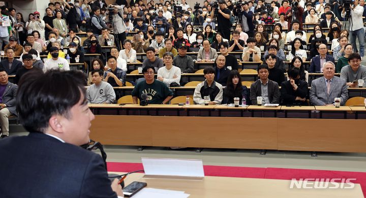 [부산=뉴시스] 하경민 기자 = 인요한 국민의힘 혁신위원장이 지난 4일 부산 남구 경성대에서 열린 '이언주&이준석 톡!톡! 콘서트'에 참석, 토크콘서트를 지켜보고 있다. 인 위원장은 이 전 대표를 만나기 위해 부산을 방문했지만 끝내 불발됐다. 2023.11.04. yulnetphoto@newsis.com