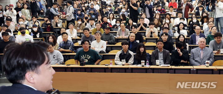 [부산=뉴시스] 하경민 기자 = 인요한 국민의힘 혁신위원장이 4일 부산 남구 경성대에서 열린 '이언주&이준석 톡!톡! 콘서트'에 참석, 토크콘서트를 지켜보고 있다. 인 위원장은 이 전 대표를 만나기 위해 부산을 방문했지만 끝내 불발됐다. 2023.11.04. yulnetphoto@newsis.com