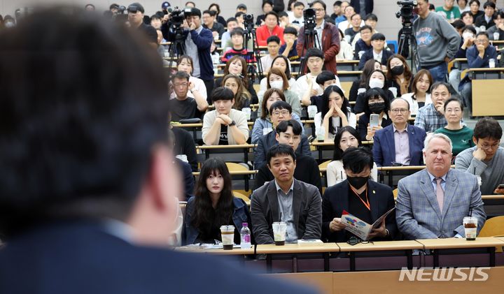 [부산=뉴시스] 하경민 기자 = 인요한 국민의힘 혁신위원장이 4일 부산 남구 경성대에서 열린 '이언주&이준석 톡!톡! 콘서트'에 참석, 토크콘서트를 지켜보고 있다. 인 위원장은 이 전 대표를 만나기 위해 부산을 방문했지만 끝내 불발됐다. 2023.11.04. yulnetphoto@newsis.com