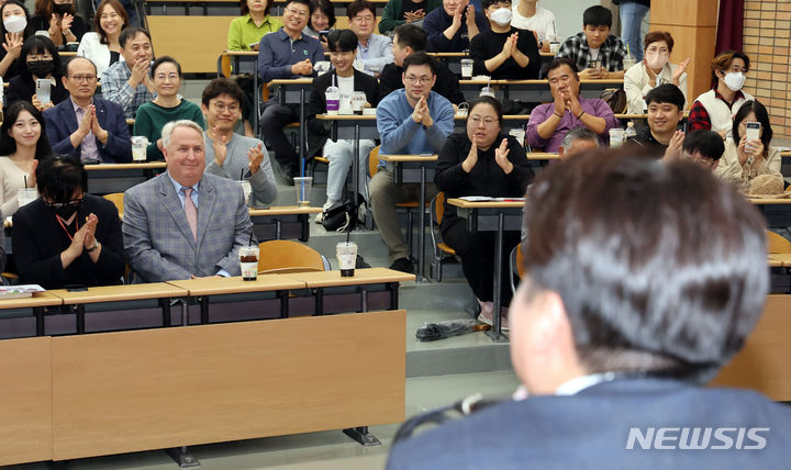 [부산=뉴시스] 하경민 기자 = 인요한 국민의힘 혁신위원장이 지난 4일 부산 남구 경성대에서 열린 '이언주&이준석 톡!톡! 콘서트'에 참석, 토크콘서트를 지켜보고 있다. 인 위원장은 이준석 전 대표를 만나기 위해 부산을 방문했지만 끝내 불발됐다. 2023.11.04. yulnetphoto@newsis.com